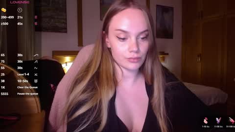 Lana online show from April 17, 8:01 pm