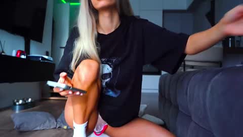 Snapshot of whitebanny chatting on October 27, 5:55 am Kate  online show from October 27, 5:55 am