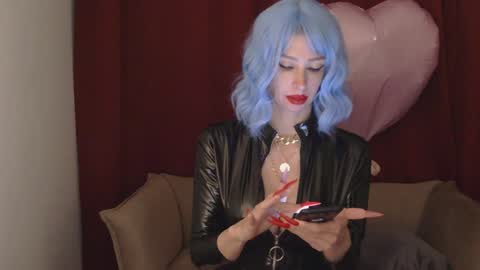 White Queen online show from January 26, 6:27 pm