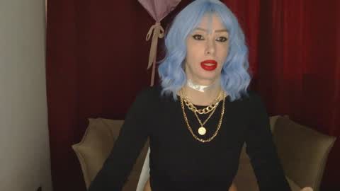 White Queen online show from February 5, 8:11 am