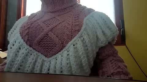 Snapshot of whitesweater chatting on December 1, 6:51 am whitesweater online show from December 1, 6:51 am