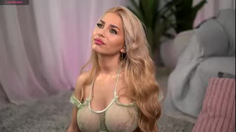 whitneyandrews online show from November 13, 4:33 am