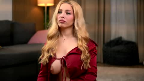 whitneyandrews online show from April 2, 4:32 am