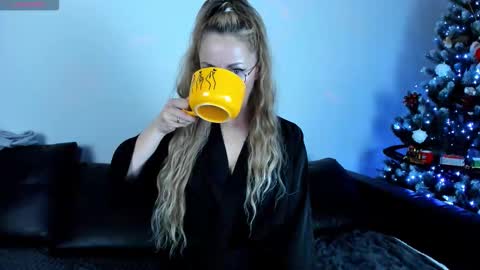 Snapshot of whitneypunnch chatting on December 15, 12:53 pm whitneypunnch online show from December 15, 12:53 pm