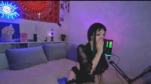 Snapshot of whoalexxa chatting on October 17, 1:03 pm Alexa online show from October 17, 1:03 pm