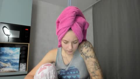 Snapshot of why_again_me chatting on October 22, 7:57 pm Veronica online show from October 22, 7:57 pm