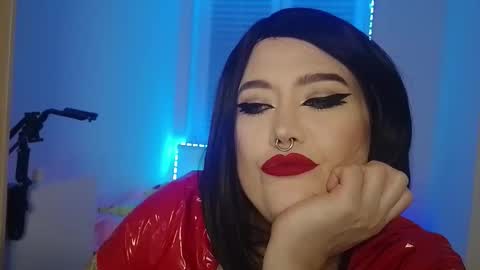 Laura  online show from November 9, 9:35 pm