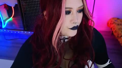 Snapshot of wickedxqueen chatting on June 18, 9:52 pm Laura online show from June 18, 9:52 pm
