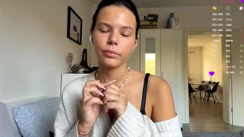 Mia online show from November 6, 7:53 am