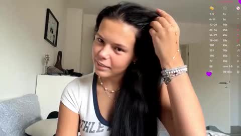 Mia online show from November 8, 9:09 am