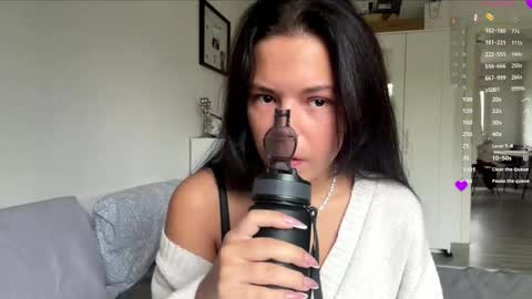 Mia online show from November 28, 8:06 am