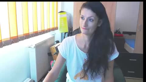 Snapshot of wildbea23 chatting on October 16, 6:03 am Bea online show from October 16, 6:03 am