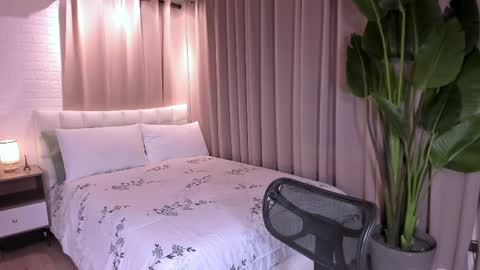 BELLA online show from April 16, 9:39 pm