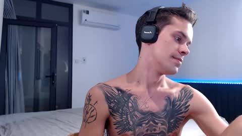 Snapshot of william_henry_a chatting on October 14, 12:00 am William online show from October 14, 12:00 am