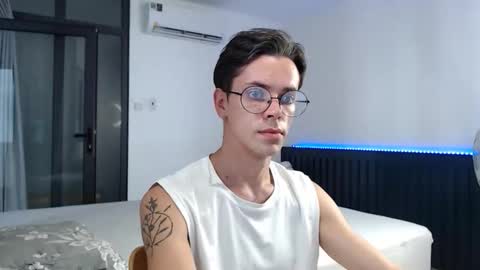 Snapshot of william_henry_a chatting on October 19, 1:39 am William online show from October 19, 1:39 am