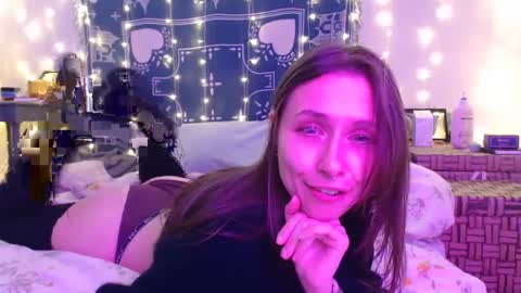 Snapshot of wingardiumleveveosa chatting on December 2, 11:51 pm Eevie online show from December 2, 11:51 pm