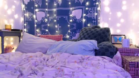 Snapshot of wingardiumleveveosa chatting on December 5, 5:59 am Eevie online show from December 5, 5:59 am