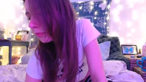 Snapshot of wingardiumleveveosa chatting on December 6, 12:23 am Eevie online show from December 6, 12:23 am