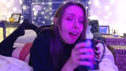 Snapshot of wingardiumleveveosa chatting on December 7, 1:36 am Eevie online show from December 7, 1:36 am