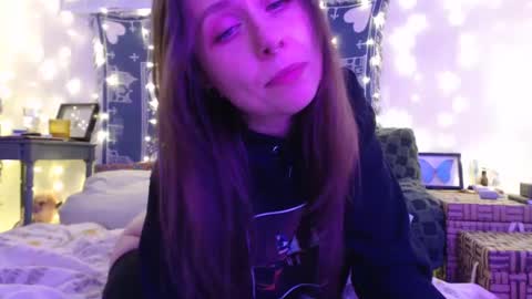 Snapshot of wingardiumleveveosa chatting on December 7, 4:42 am Eevie online show from December 7, 4:42 am