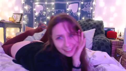 Snapshot of wingardiumleveveosa chatting on December 9, 2:45 am Eevie online show from December 9, 2:45 am