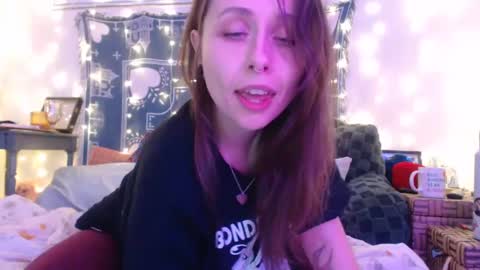 Snapshot of wingardiumleveveosa chatting on December 9, 5:51 am Eevie online show from December 9, 5:51 am