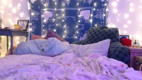 Snapshot of wingardiumleveveosa chatting on December 10, 2:16 am Eevie online show from December 10, 2:16 am