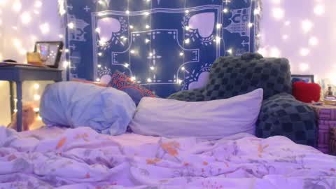 Snapshot of wingardiumleveveosa chatting on December 12, 3:43 am Eevie online show from December 12, 3:43 am