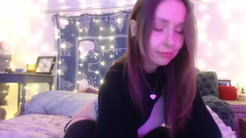 Snapshot of wingardiumleveveosa chatting on December 14, 1:28 am Eevie online show from December 14, 1:28 am