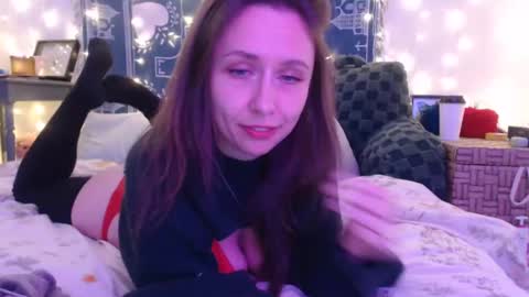 Snapshot of wingardiumleveveosa chatting on December 19, 12:13 am Eevie online show from December 19, 12:13 am