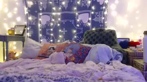 Snapshot of wingardiumleveveosa chatting on January 3, 4:33 am Eevie online show from January 3, 4:33 am