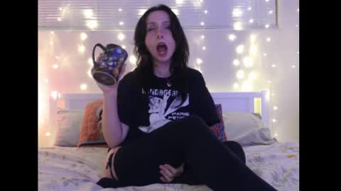 Snapshot of wingardiumleveveosa chatting on February 4, 2:28 am Eevie online show from February 4, 2:28 am