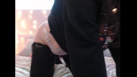 Snapshot of wingardiumleveveosa chatting on March 9, 10:41 pm Eevie online show from March 9, 10:41 pm