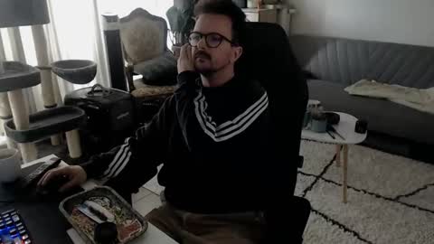 Snapshot of winnydepooh chatting on October 13, 7:52 am cream36 online show from October 13, 7:52 am