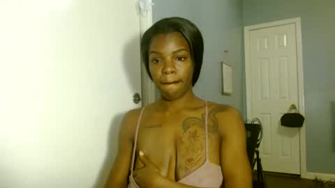 Snapshot of wishhwashy22 chatting on February 2, 6:15 am Chanel online show from February 2, 6:15 am