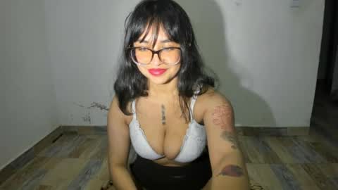 witch_3333 online show from June 17, 5:21 am