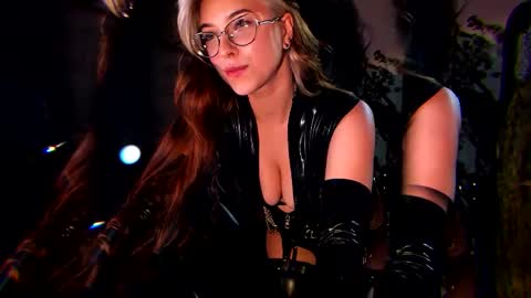Snapshot of witch_fiona chatting on October 21, 7:58 pm Goddess of two strapons - Mr. long Don Mr. Pinky online show from October 21, 7:58 pm