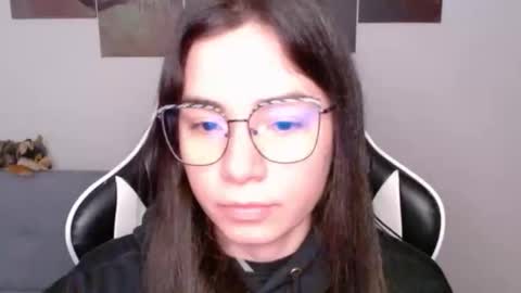 Snapshot of wolfs_daughter chatting on May 3, 1:33 am Alex online show from May 3, 1:33 am
