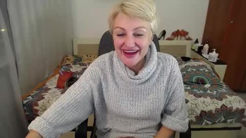 Snapshot of women_pleasures chatting on February 6, 8:23 pm women_pleasures online show from February 6, 8:23 pm