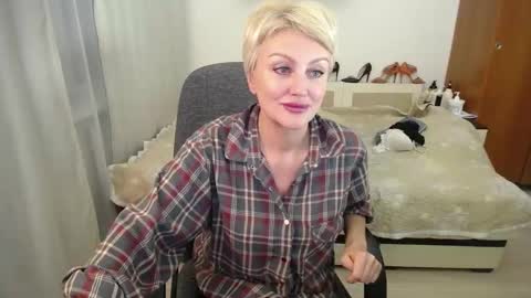 Snapshot of women_pleasures chatting on February 7, 8:31 pm women_pleasures online show from February 7, 8:31 pm