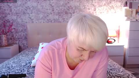 Snapshot of women_pleasures chatting on February 19, 9:17 am women_pleasures online show from February 19, 9:17 am