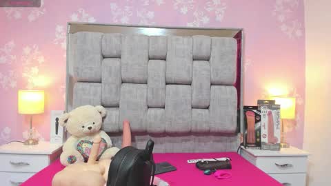 Snapshot of wonderkloe_ chatting on December 2, 7:42 pm wonderkloe_ online show from December 2, 7:42 pm