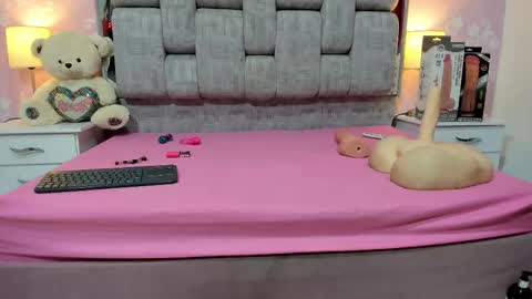 Snapshot of wonderkloe_ chatting on December 13, 7:53 pm wonderkloe_ online show from December 13, 7:53 pm