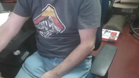 Snapshot of woodworker6473 chatting on December 19, 1:18 am woodworker6473 online show from December 19, 1:18 am