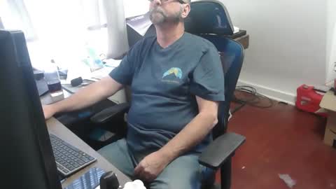 Snapshot of woodworker6473 chatting on October 16, 12:39 pm woodworker6473 online show from October 16, 12:39 pm
