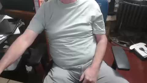 Snapshot of woodworker6473 chatting on October 18, 1:30 am woodworker6473 online show from October 18, 1:30 am