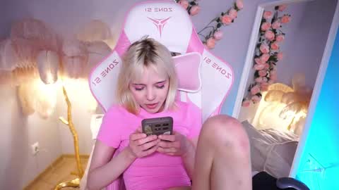 wow_angel online show from May 24, 9:03 am