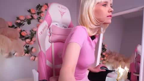 Snapshot of wow_angel chatting on July 10, 5:45 am wow_angel online show from July 10, 5:45 am