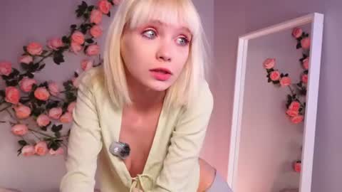 Snapshot of wow_angel chatting on August 2, 5:39 am wow_angel online show from August 2, 5:39 am