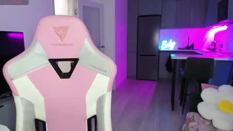 Emi online show from November 24, 6:07 pm